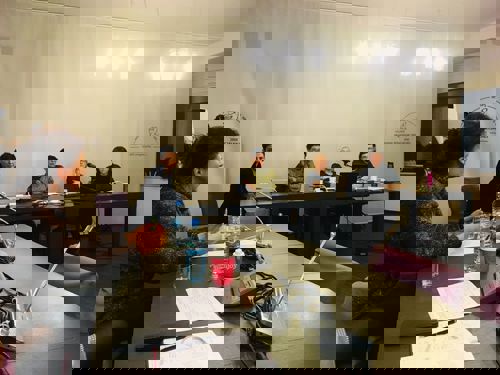 Zdjęcie przedstawia rozmawiające uczestniczki i uczestników jednego ze spotkań z książką