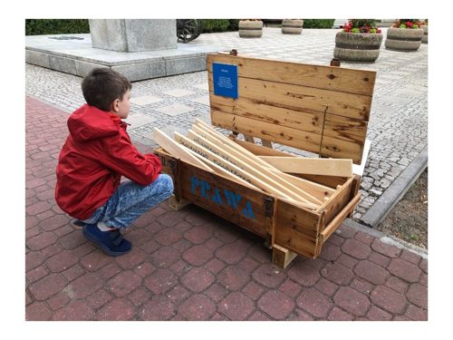 Zdjęcie chłopca przed skrzynią z napisem Prawa