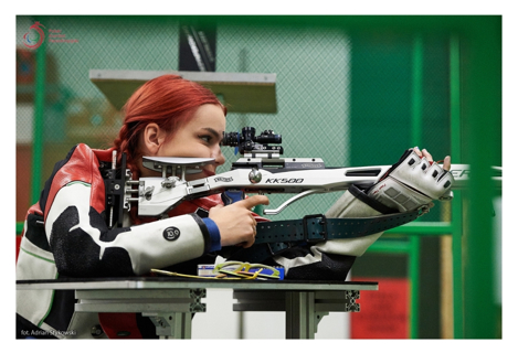 Emilia Babska w postawie do oddania strzału