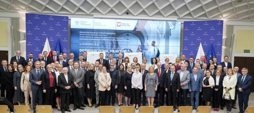 uczestnicy i uczestniczki konferencji o społecznej odpowiedzialności uczelni