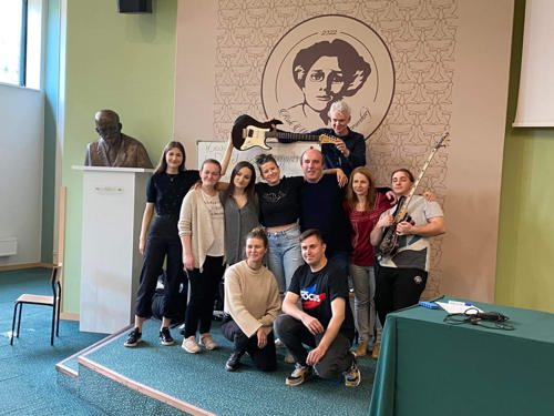 Zespół studentów APS wraz z wykładowcą Adamem Pietruszką