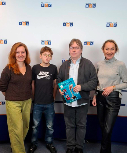 Zdjęcie grupowe na tle ścianki Radia RDC. Od lewej: Justyna Cedrowicz, Paweł Baran, dr Mieczysław Sędzicki i red. Nula Stankiewicz.