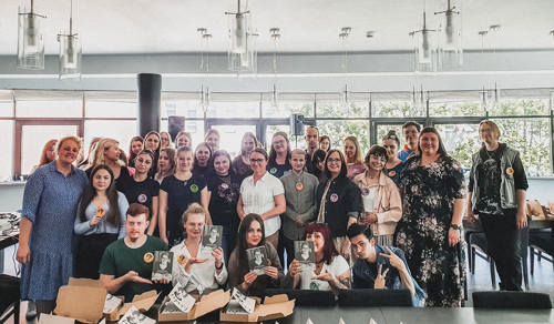 Studenci w trakcie przygotowań do Święta Uczelni