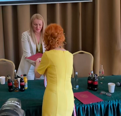 zdjęcie przedstawiające dr Ewę Odachowską-Rogalską odbierającą nagrodę podczas V Ogólnopolskiego Konwentu