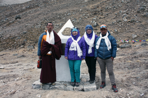 Siostry Zielińskie przed czortenem Wandy Rutkiewicz ich autorstwa