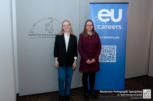 Dwie uśmiechnięte Ambasadorki, w tle roll up z logiem eu careers i adresem: eu-careers.eu