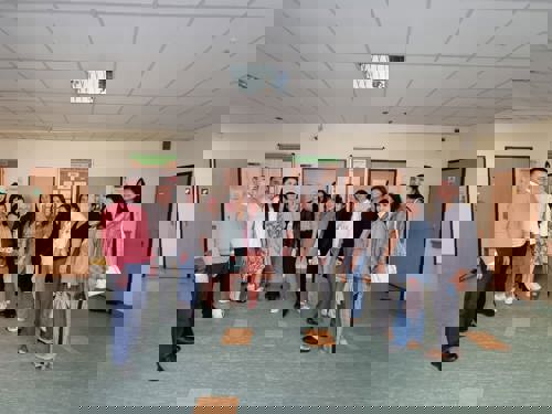 zdjęcie osób- doktorantów w budynku Instytutu Pedagogiki Specjalnej