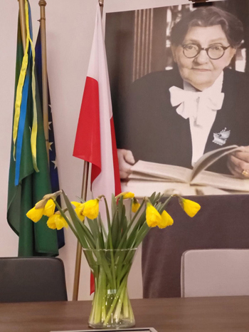 zdjęcie Marii Grzegorzewskiej z żonkilami