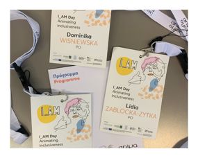 Zdjęcie identyfikatorów z nazwiskami uczestniczek z Polski